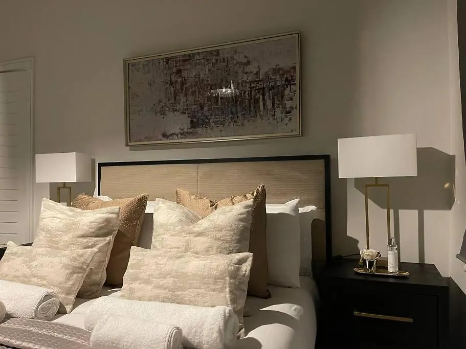 Quintessential Town House Close To Central London 0*,  United Kingdom