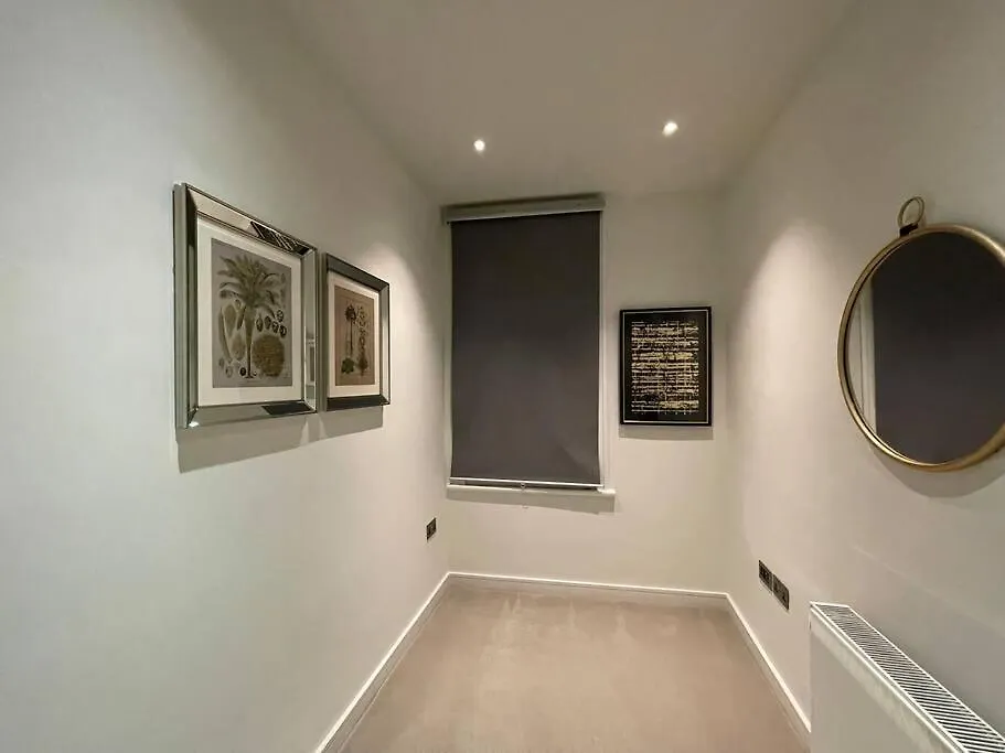 Quintessential Town House Close To Central London Apartment